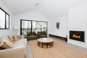 Jarli Barn - Refined Wine Country Retreat with Pool - Image 4