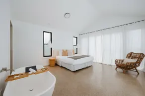 Jarli Barn - Refined Wine Country Retreat with Pool - Image 3
