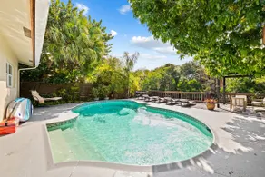 Backyard Oasis Waterfront Pool Paddle Board - Image 3
