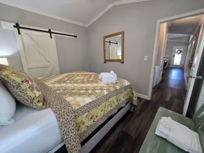 Romantic Getaway Hot Tub Keyless Arrival - Image 4