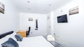 Manchester City Deluxe 4-Bed near Etihad Stadium & C0-0P Arena, Sleeps 9 - Image 3
