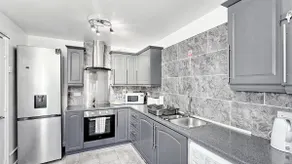 Manchester City Deluxe 4-Bed near Etihad Stadium & C0-0P Arena, Sleeps 9 - Image 4