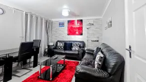 Manchester City Deluxe 4-Bed near Etihad Stadium & C0-0P Arena, Sleeps 9 - Image 5