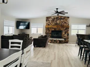The Driftwood Hideaway 3BR hot tub prime location - Image 5