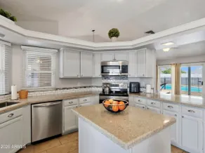 Pool home in the heart of Peoria - Image 5