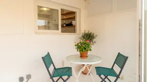 Cozy & bright studio with private veranda - Image 2