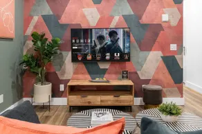 Artful Downtown Toronto Retreat King Bed 55 TV - Image 3