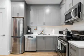 Artful Downtown Toronto Retreat King Bed 55 TV - Image 4