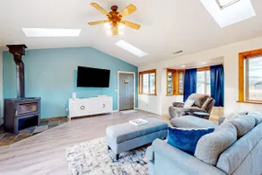Charming Craftsman Escape Minutes from Snowbowl - Image 3