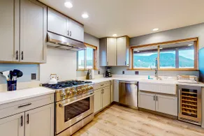 Charming Craftsman Escape Minutes from Snowbowl - Image 2