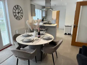 Luxury 4BR Detached Exec Home - Image 2