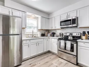 Upscale 2BR Retreat Near CVNP & Downtown Falls - Image 3