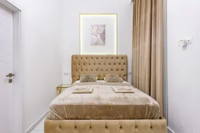 St Stephen Luxury Suite with Jacuzzi and Sauna - Image 3