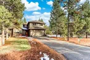 Lovely home near town with private hot tub scenic deck W&D & chic decor - Image 5