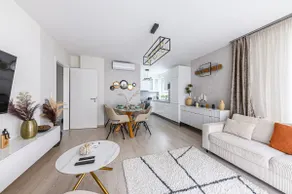 Parkwest Royale AC and Balcony with Paid parking - Image 5