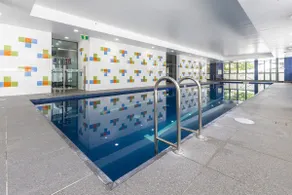 Skyline Elegance 2BDR Pool Gym Sauna Parking - Image 3