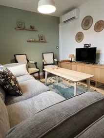 Fully renovated charming house, sleeps 8 - Image 4