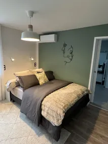 Fully renovated charming house, sleeps 8 - Image 3