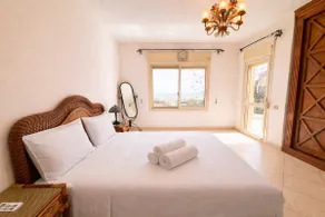 4BR Beachfront Villa W/Huge Garden Seaview Einbay - Image 4
