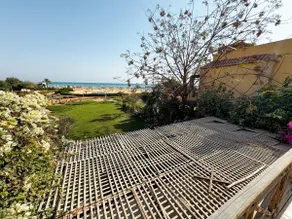 4BR Beachfront Villa W/Huge Garden Seaview Einbay - Image 2
