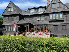 Beautiful Victorian Apartment on Bartlett Ave - Image 2