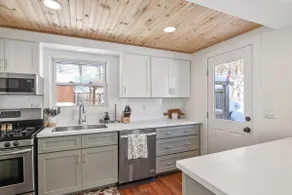 Girls Getaway, Hot Tub, Barrel Sauna, sleeps 8 - Image 4