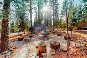 Charming cabin near downtown Truckee & skiing with large deck - Image 2