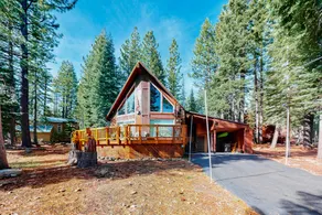 Charming cabin near downtown Truckee & skiing with large deck - Image 5