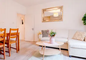 Central 2 Bed Apartment with Parking by CozyNest - Image 2