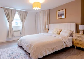 Central 2 Bed Apartment with Parking by CozyNest - Image 3