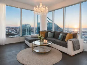 Luxury 19th Apartment, Panoramic Views & Jacuzzi - Image 2