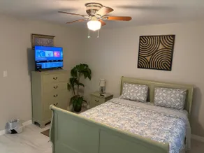 Cute & Cozy Cottage Getaway 13 miles from the Port - Image 3