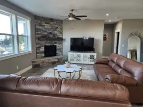 Quiet Modern Home in South Salem with Game Room - Image 2