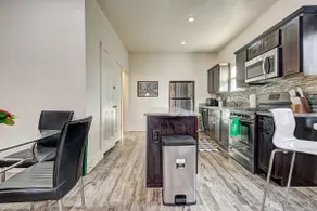 Enid’s Game Day Retreat! 3/2 Fast WI-FI King Suite - Image 4