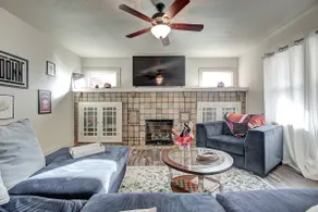 Enid’s Game Day Retreat! 3/2 Fast WI-FI King Suite - Image 2