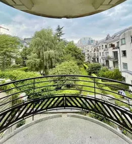 Stylish & top reviewed Flat in a central location - Image 2