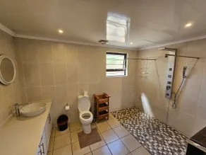 Private and secure unit with fenced courtyard - Image 5
