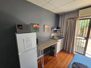 Private and secure unit with fenced courtyard - Image 2