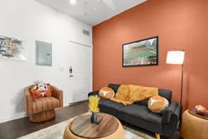 Longhorn Luxe: King Suite Mins To UT, SXSW Ready - Image 3