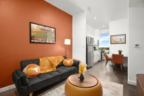 Longhorn Luxe: King Suite Mins To UT, SXSW Ready - Image 2