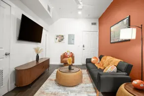 Longhorn Luxe: King Suite Mins To UT, SXSW Ready - Image 4