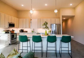 Peridot Suite - NEW 2bdrm 2bath Loft near Mass! - Image 3
