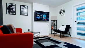 Modern 3 Bed House with Parking for Families and Contractors - Image 2