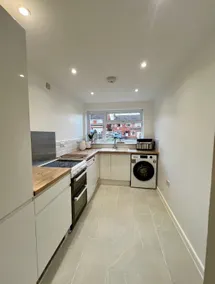 Cathedral House Lichfield - Sleeps 8 With Parking for 3 Cars - Image 3