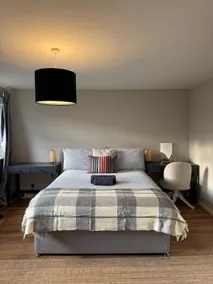 Cathedral House Lichfield - Sleeps 8 With Parking for 3 Cars - Image 2