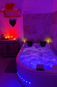 Romantic Suite, Private Balneo, XXL Round Bed - Image 3