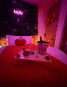 Romantic Suite, Private Balneo, XXL Round Bed - Image 5