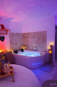 Romantic Suite, Private Balneo, XXL Round Bed - Image 4