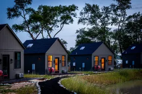 Cozy Family Lake Oasis: King Bed, Bunks, Ofuro Tub - Image 2