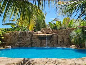 Comfortable Suite with Pool View - Image 3